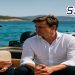 Max Verstappen e Toto Wolff parlano su uno yacht in Sardegna con monoposto Mercedes F1 coperta e logo Sportaza