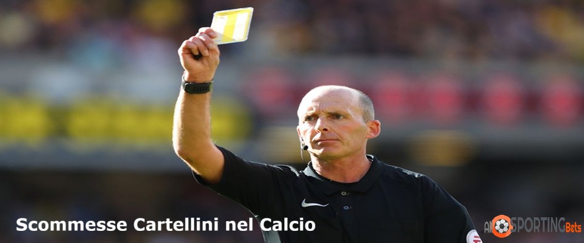 Arbitro mostra cartellino in una scena dinamica da stadio